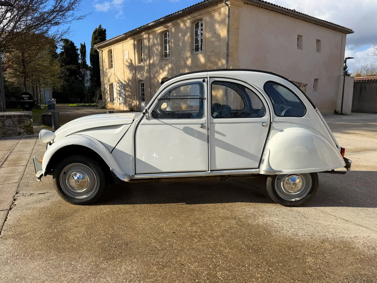 2CV blanche vue de profil
