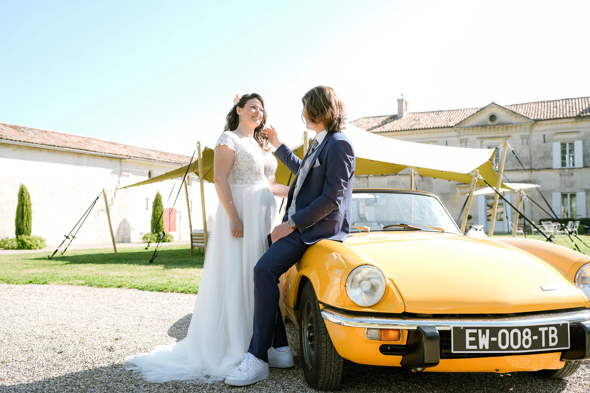 Couple de mariés avec la Triumph Spitfire jaune