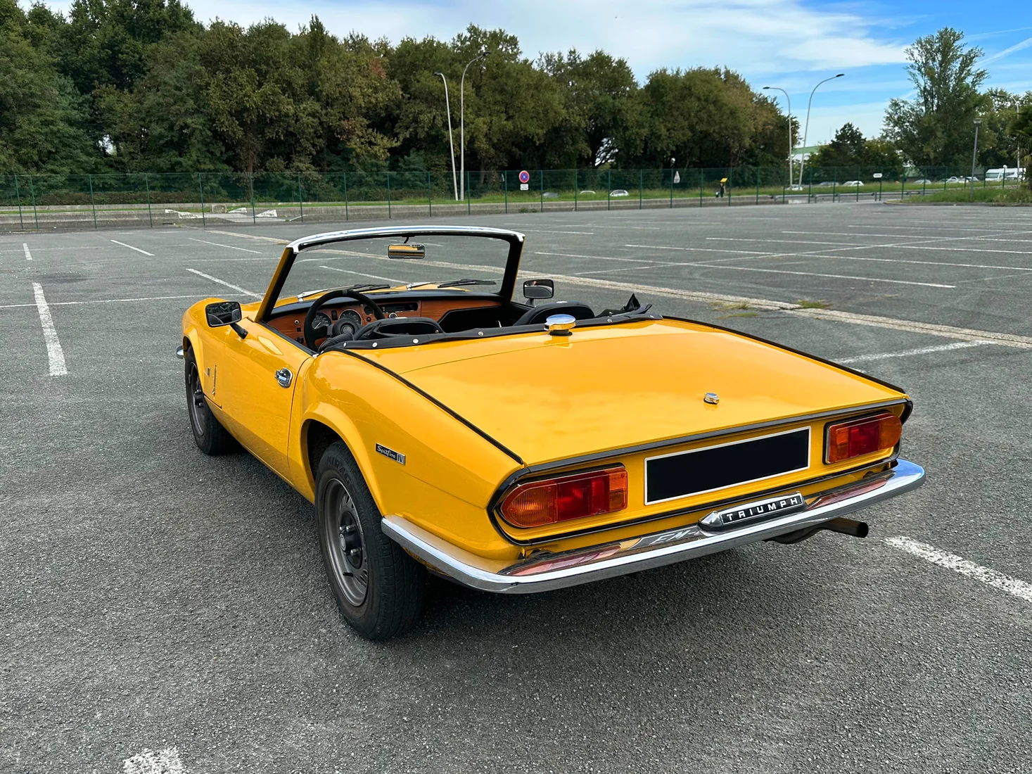 Triumph Spitfire jaune vue arrière